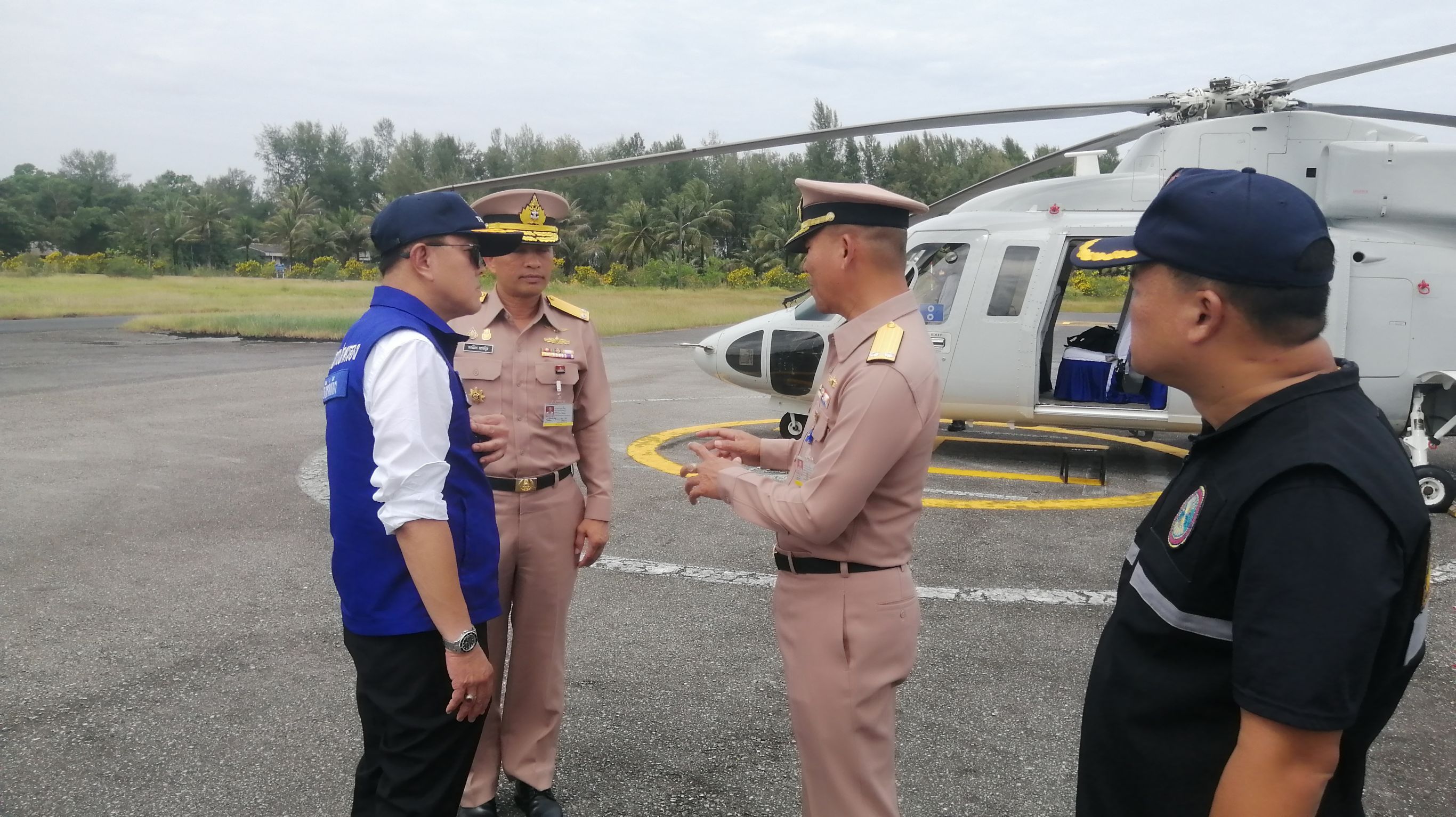 ทร. - ผู้ว่าฯพังงา นำเฮลิคอปเตอร์บินค้นหาผู้สูญหาย 2 ราย เหตุเรือล่มเกาะสุรินทร์เข้าวันที่ 4 พร้อมปรับแผ่นการค้นหาส่งนักประดาน้ำดำลงไปดูใต้เรือ จนกว่าจะพบผู้สูญหายในทะเล