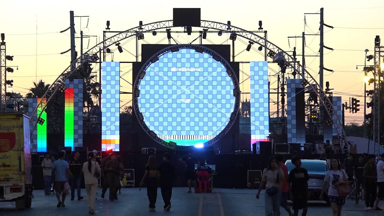 จังหวัดขอนแก่นพร้อมแล้วงาน countdown 2024 ปิดถนนตั้งเวทีกลางขนาดใหญ่เท่าถนน 4 เลน รอรับนักท่องเที่ยวที่จะมาร่วมนับถอยหลังกับบรรดาศิลปินร่วม 100,000 คน ขณะที่พลุ 888 นัดซึ่งมีการเตรียมไว้ก่อน ได้ย้ายสถานที่จุดมายังหน้าเทศบาลนครขอนแก่น หลังเกิดกระแสดราม่าในพื้นที่