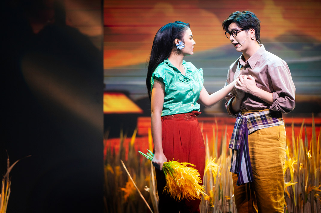 ละครเวที “มนต์รักลูกทุ่ง ทองกวาวเดอะมิวสิคัล” ร้องเล่นเต้นสุด! สมเป็นละครเวทีที่สร้างความประทับใจไม่รู้ลืมของปี 2566