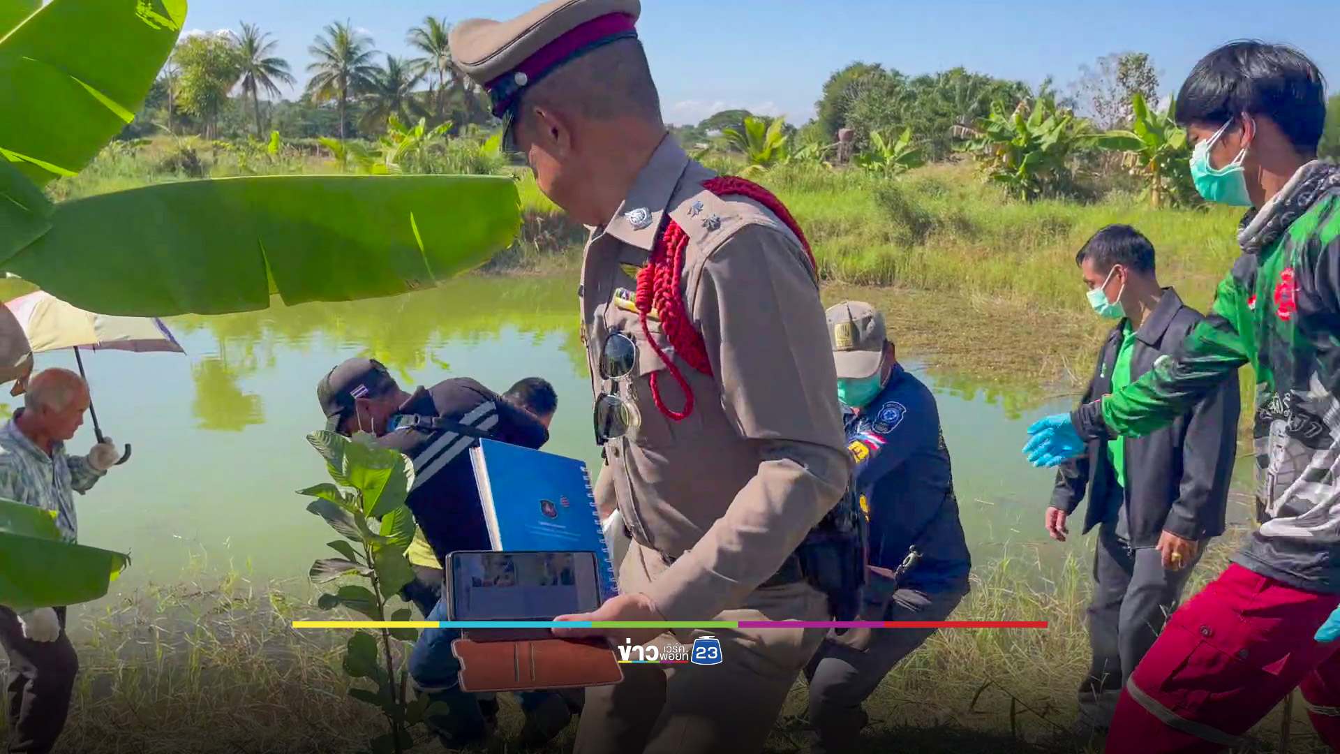 คนงานในสวนผงะ! นั่งพักริมสระเจอศพลอยขึ้นอืด