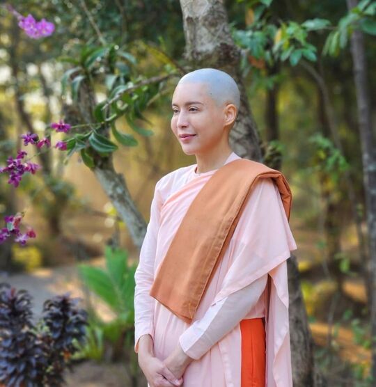 "กิ๊ก มยุริญ" โกนผมบวชชี ศึกษาพระธรรมที่พม่า