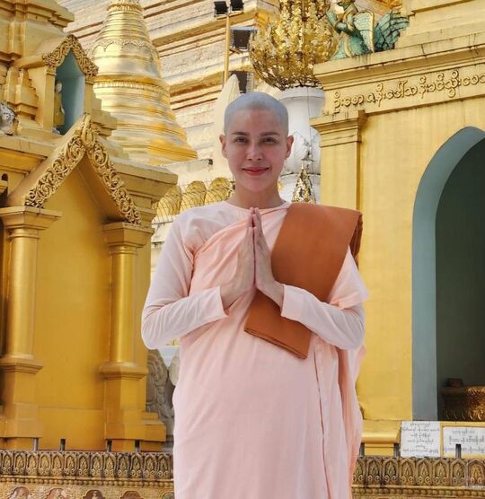 "กิ๊ก มยุริญ" โกนผมบวชชี ศึกษาพระธรรมที่พม่า