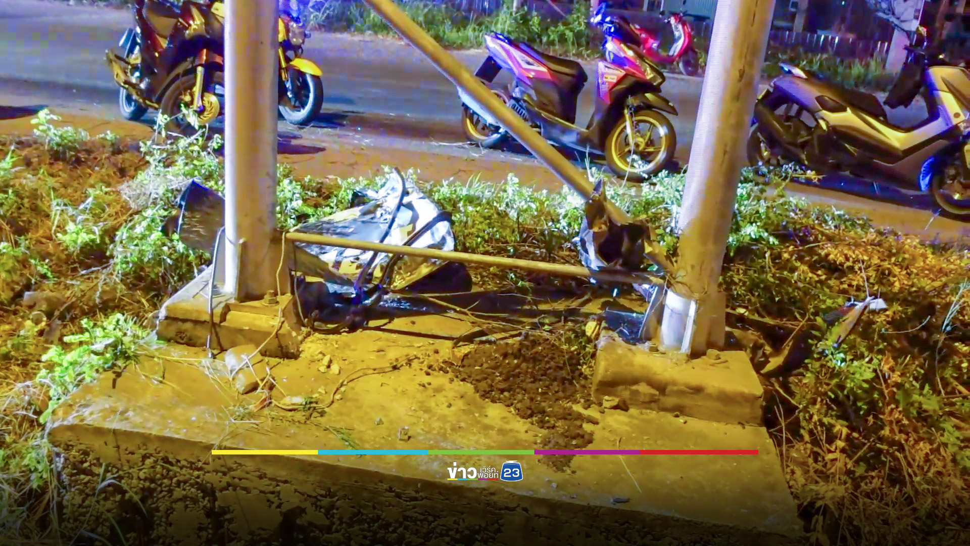 กระบะยกสูงคนขับหลับในชนเสาป้ายบอกทางร่างติดในซากรถอาการสาหัส