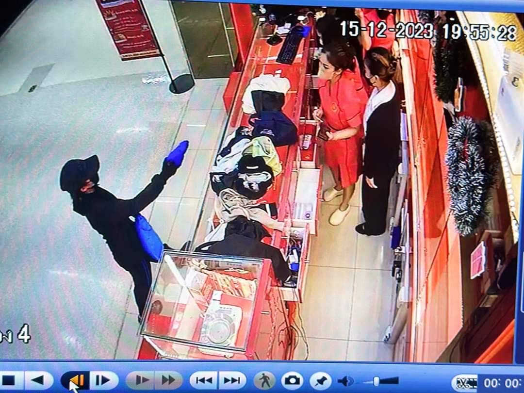 โจรหญิงถือปืนบุกเดี่ยว พยายามจี้ชิงทองในห้าง สุดท้ายคว้าน้ำเหลว