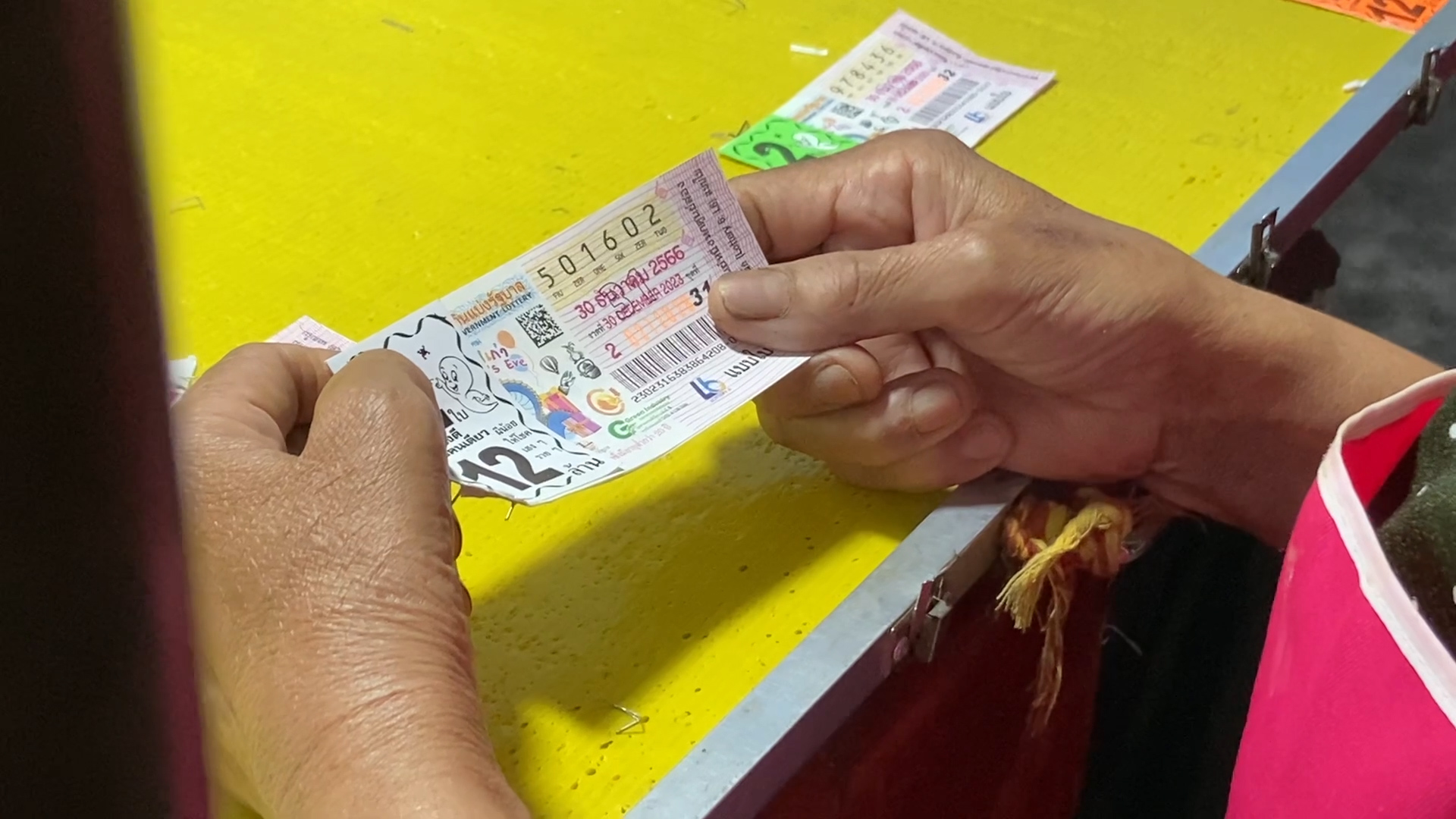 ราคาพุ่ง! เลขเด็ดท้ายปีมาแรงคอหวยกว้านซื้อเกลี้ยงแผง ใครซื้อไว้แล้วขอให้โชคดี