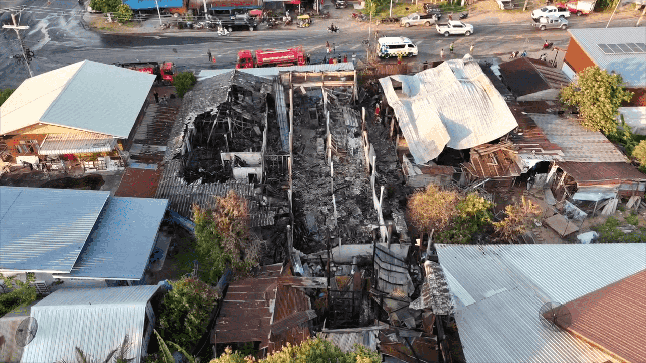ไฟไหม้ร้านขายโลงศพ ลามวอดบ้าน 4 หลัง ขณะที่หมาพันธุ์ปั๊กที่เจ้าของขังไว้ในบ้านถูกไฟคลอกตาย