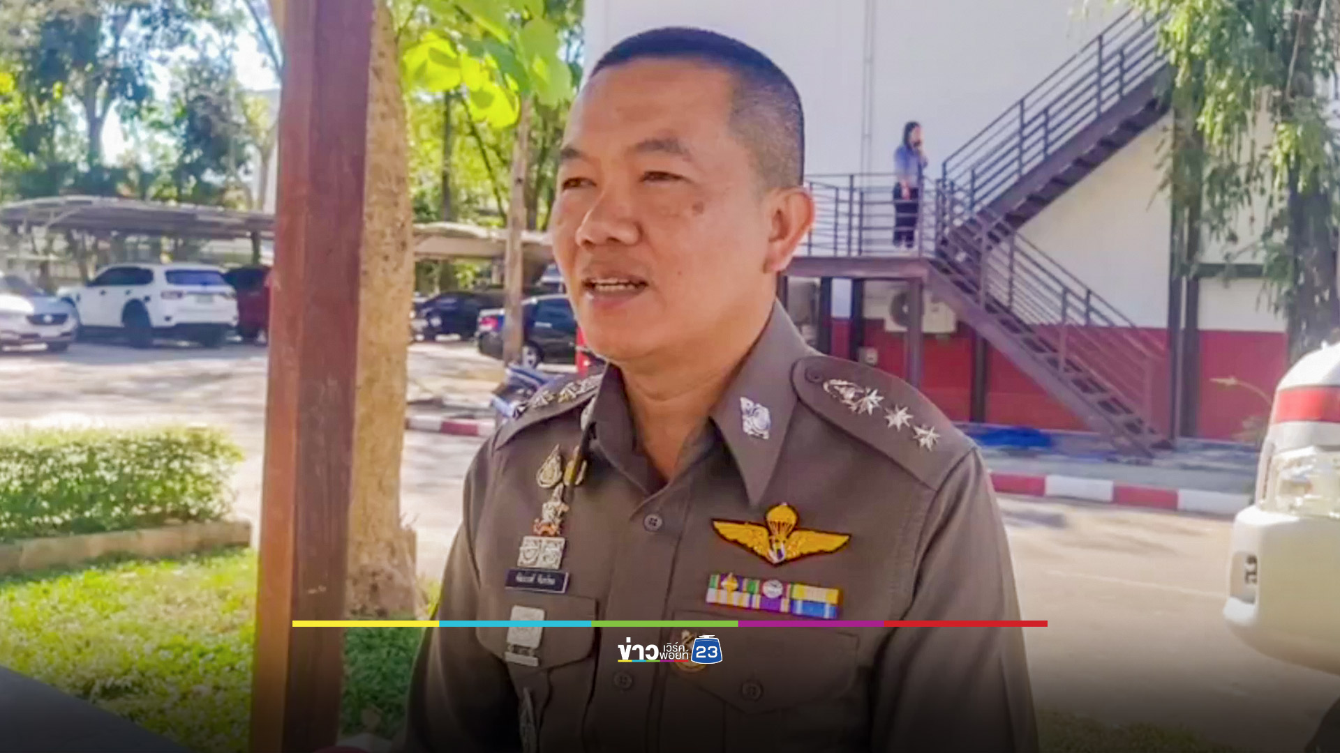 ตร.ปรับ 100 บาท หนุ่มถือธนูเดินรอบหนองประจักษ์ฯ