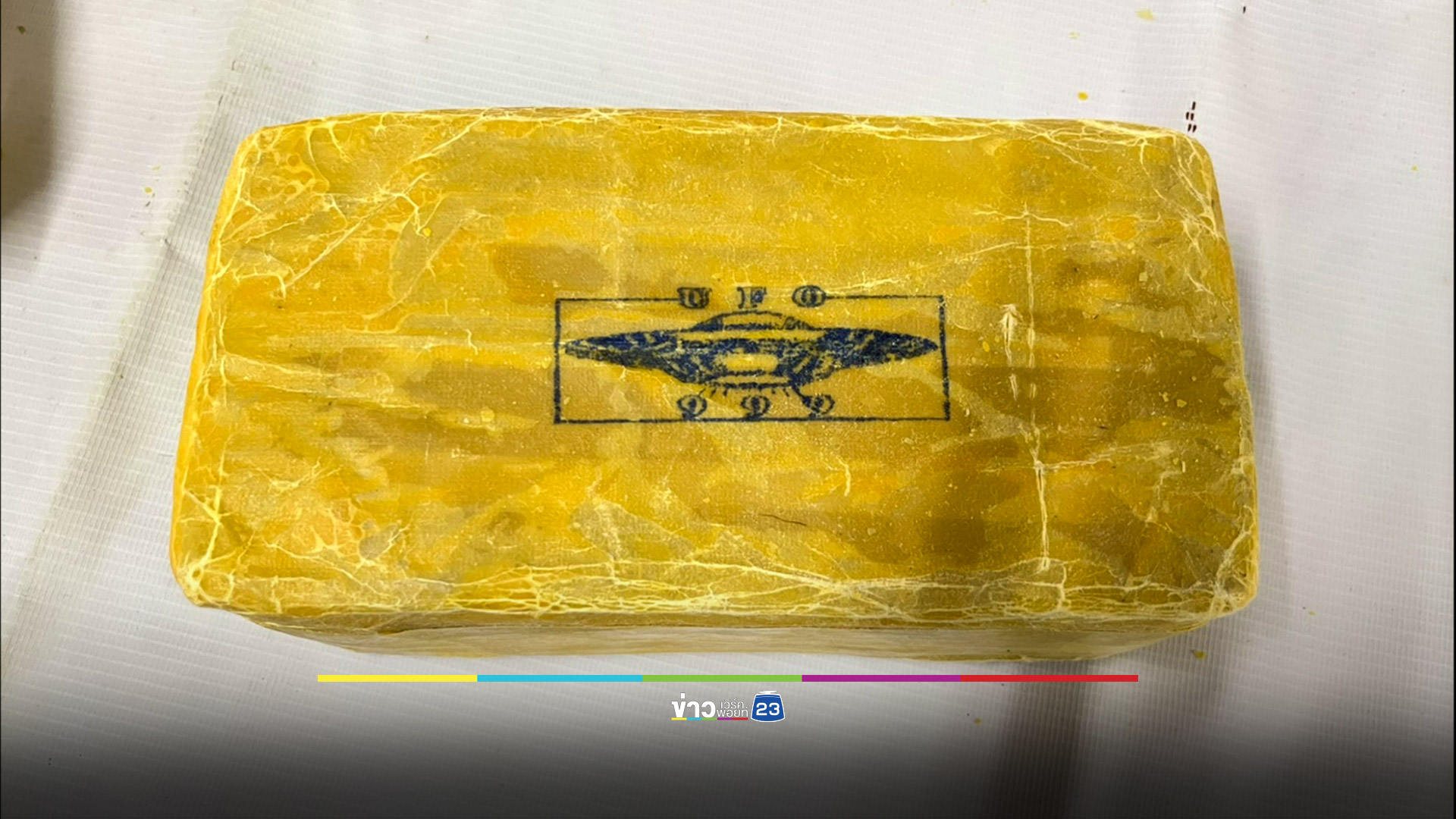 ตร.ขับรถไล่ล่าสกัดจับคู่รัก ลอบขนยาบ้าโลโก้ใหม่ UFO ส่งลูกค้าเสพปาร์ตี้ปีใหม่