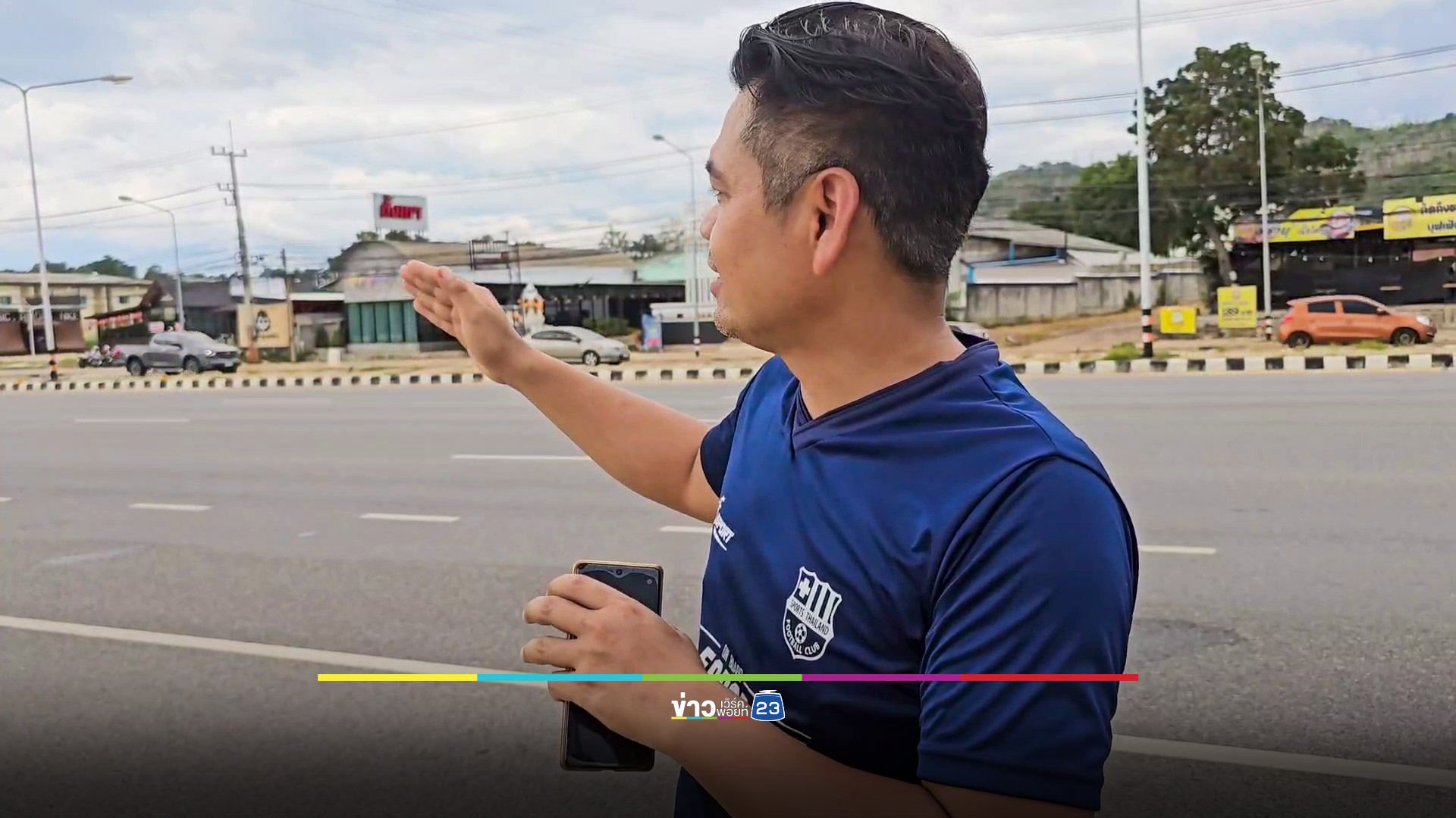 หวาดเสียว! กระจกหล่นทับร่างคนงานตกรถ โดนคมบาดนอนเจ็บกลางถนน กู้ภัยเร่งนำส่งโรงพยาบาล
