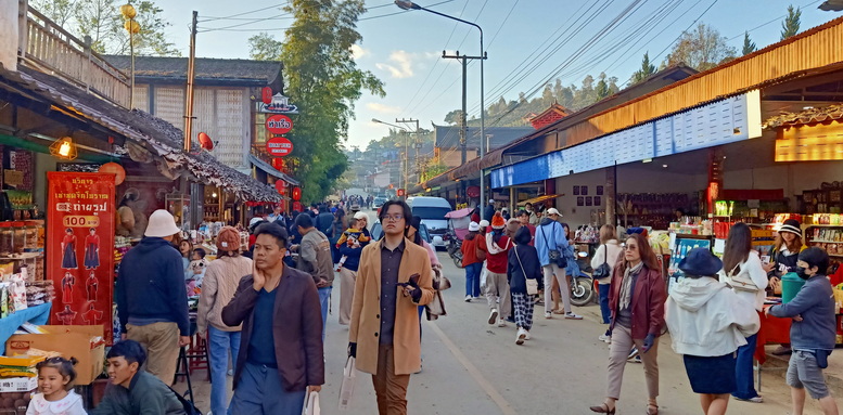 นทท.ทั่วสารทิศแห่เที่ยวบ้านรักไทย ล่องเรือสัมผัสสายหมอก ชิมอาหารยูนนาน