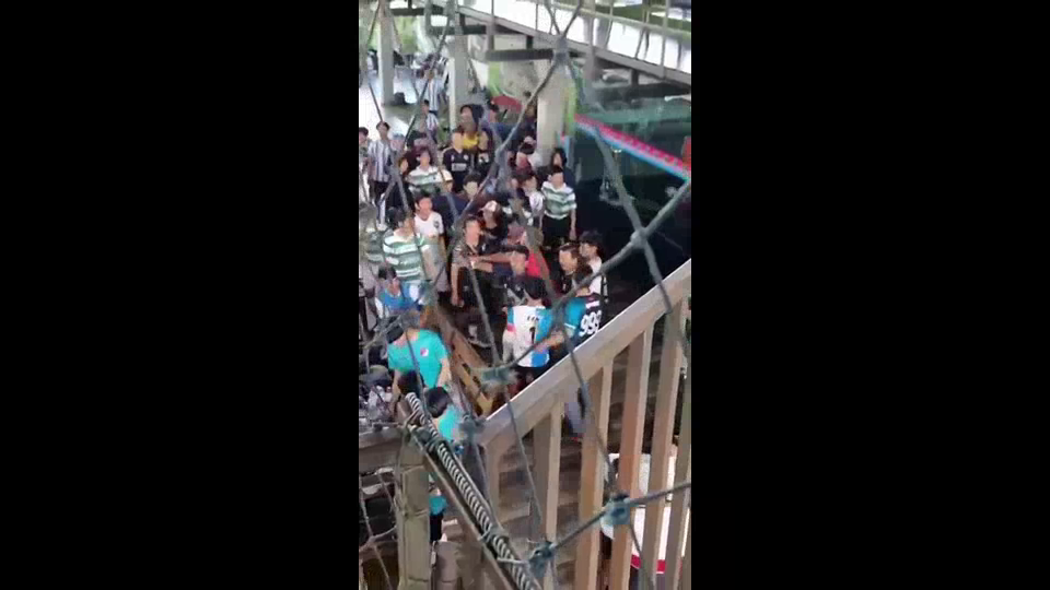 จับแล้วมือปืนกราดยิงเพื่อนร่วมชาติในสนามฟุตบอล