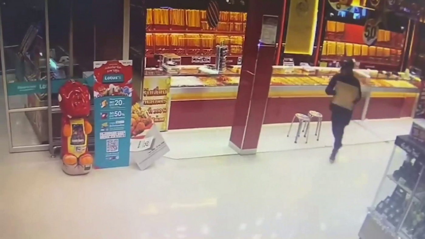 ลูกเขยเศรษฐีชื่อดังจี้ชิงร้านทองห้างดังตีมูลค่ากว่า 10 ล้านขายฝั่งประเทศเพื่อนบ้าน สารภาพลงทุนเทรดหุ้นและบิทคอยน์ขาดทุนยับ เลยหาเงินไปต่อยอด