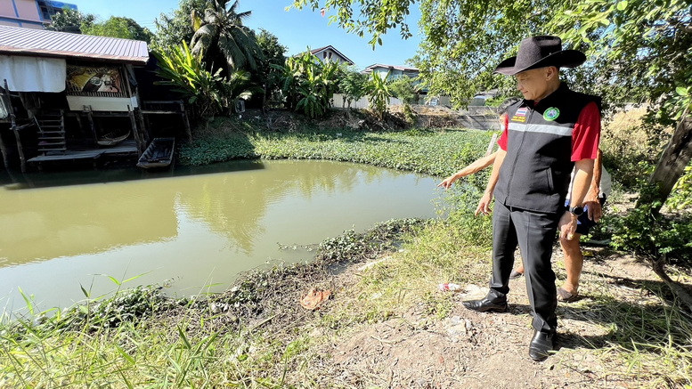 ชาวบ้านผวา! เจอจระเข้ยาว 2.5 เมตร โผล่อาบแดดในคลองรังสิต