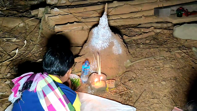 ชาวบ้านทำพิธีขอเลขเด็ดจอมปลวกคล้ายเศียรพญานาค หลังให้โชคงวดที่แล้วถูกกันทั้งหมู่บ้าน ด้านชาวบ้านเชื่อว่างวดนี้ขอให้มาอีกที