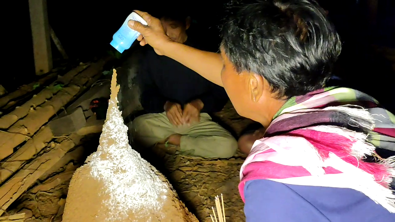 ชาวบ้านทำพิธีขอเลขเด็ดจอมปลวกคล้ายเศียรพญานาค หลังให้โชคงวดที่แล้วถูกกันทั้งหมู่บ้าน ด้านชาวบ้านเชื่อว่างวดนี้ขอให้มาอีกที