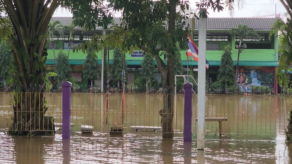 เร่งช่วยเหลือชาวบ้าน จ.ยะลา ที่ยังได้รับผลกระทบจากน้ำท่วม ขณะที่สถานการณ์น้ำในจังหวัดเริ่มลดลง