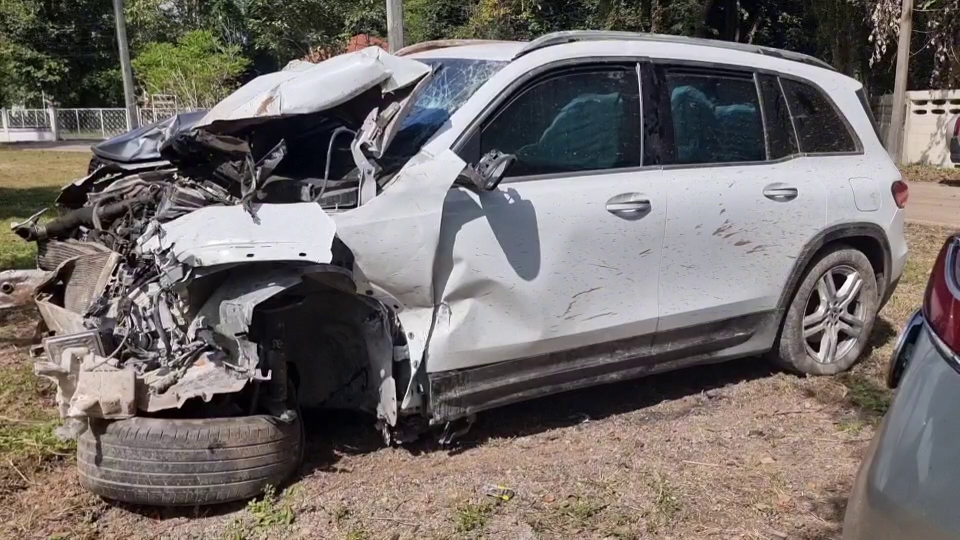 เบนซ์ซิ่งกลางดึกหลังกลับคอนเสิร์ตดัง พุ่งชน จยย. สองพี่น้องดับคู่ ร่างขาดสองท่อน ส่วนคนขับสาหัส ด้านแม่ผู้เสียชีวิตยังทำใจไม่ได้