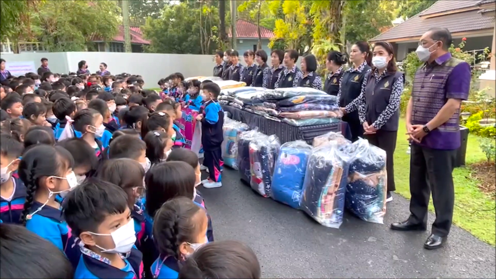 น่าชื่นชม! หนูน้อยอนุบาลออมวันละ 1 บาท ซื้อผ้าห่มแจกเด็กถิ่นทุรกันดาร