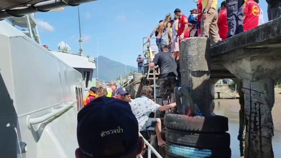 เรือทัวร์ดำน้ำลึกจมที่เกาะตอรินลา เรือประมงช่วยขึ้นฝั่ง 16 คน เร่งค้นหาผู้สูญหาย 2 คน