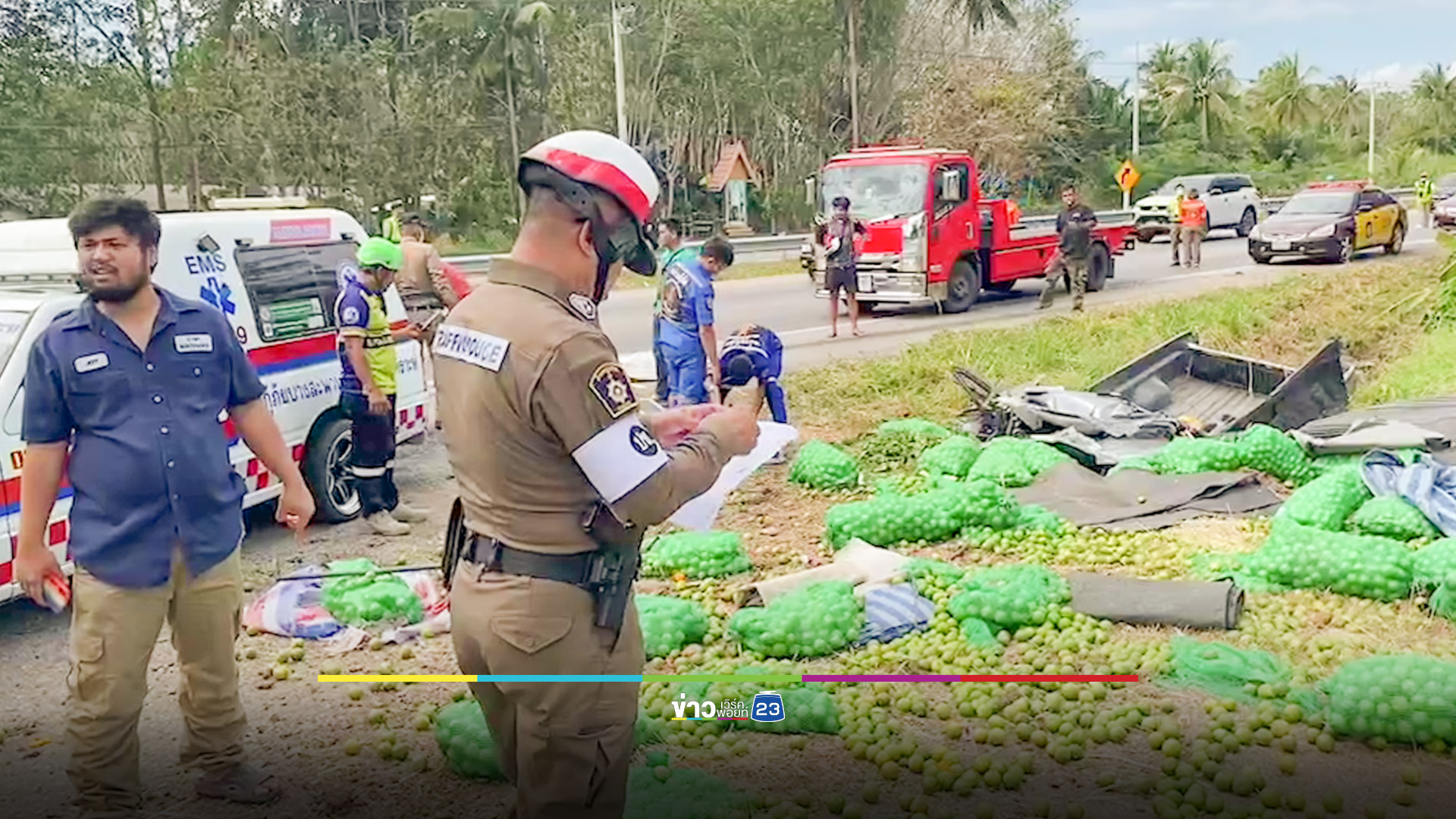 กระบะขนมะนาวเต็มคันเสียหลักตกร่องข้างทางพังยับ คนขับดับคาซากรถ