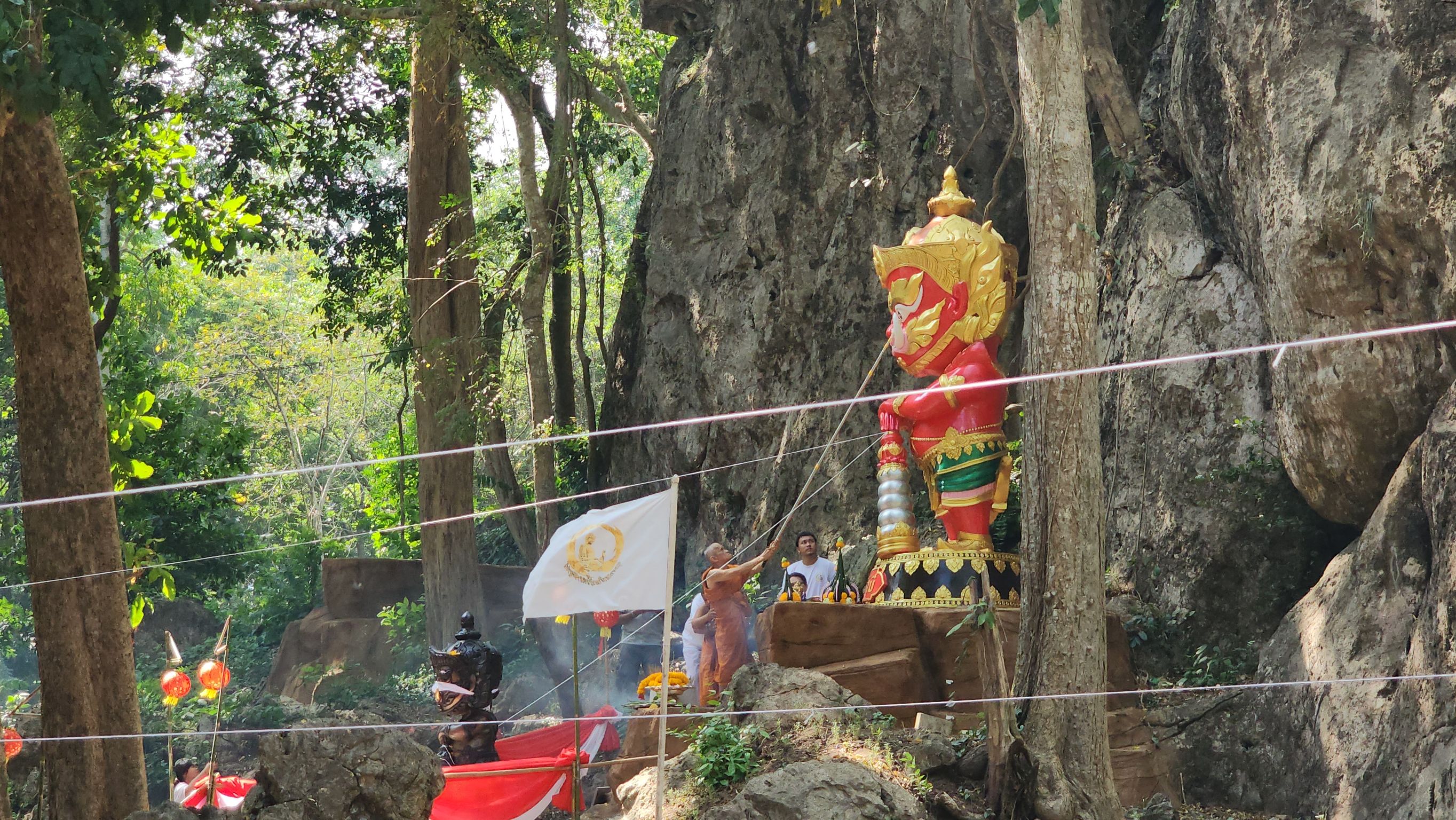 เบิกเนตร "ท้าวมั่งมี" ยักษ์เด็กใจดีสีสันสดใส อีกกายหนึ่งของท้าวเวสสุวรรณ นักแสวงบุญจับจ้องเลขร่ำรวย
