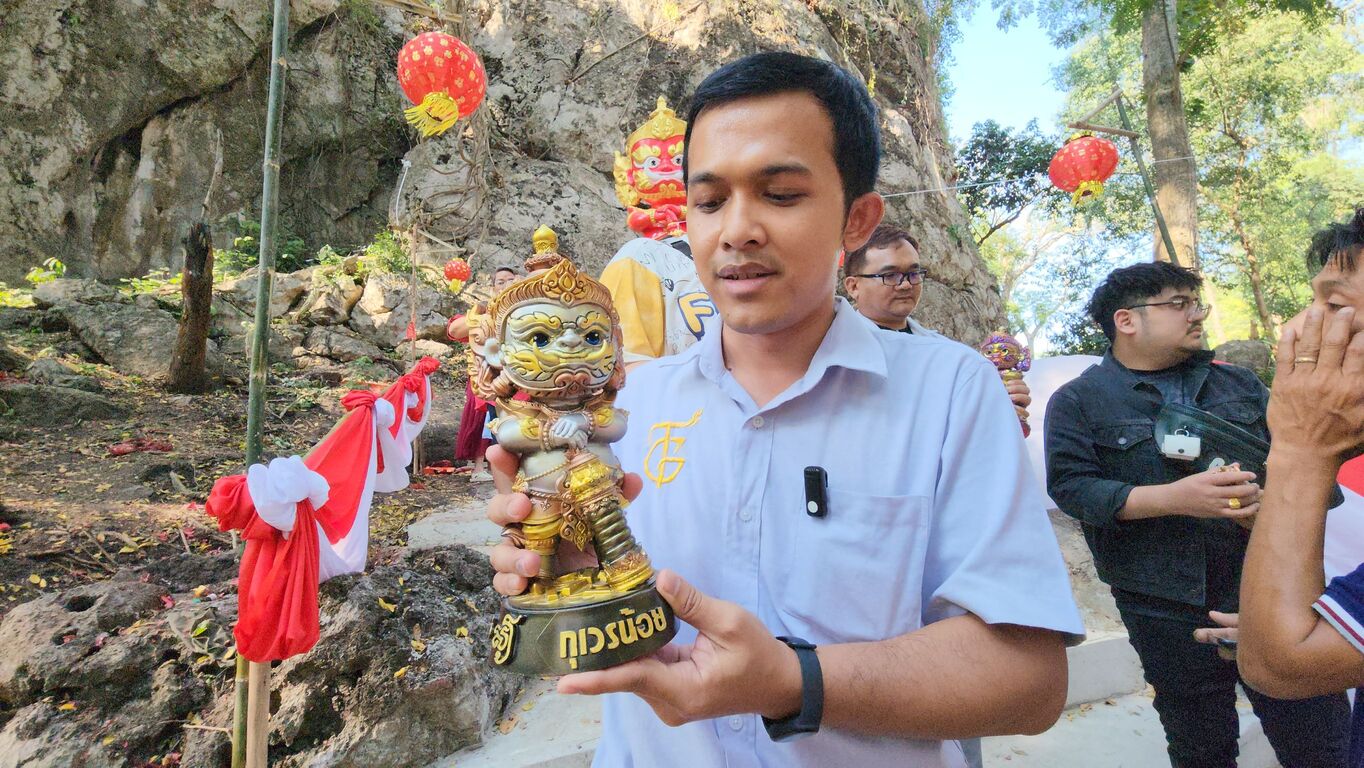 เบิกเนตร "ท้าวมั่งมี" ยักษ์เด็กใจดีสีสันสดใส อีกกายหนึ่งของท้าวเวสสุวรรณ นักแสวงบุญจับจ้องเลขร่ำรวย