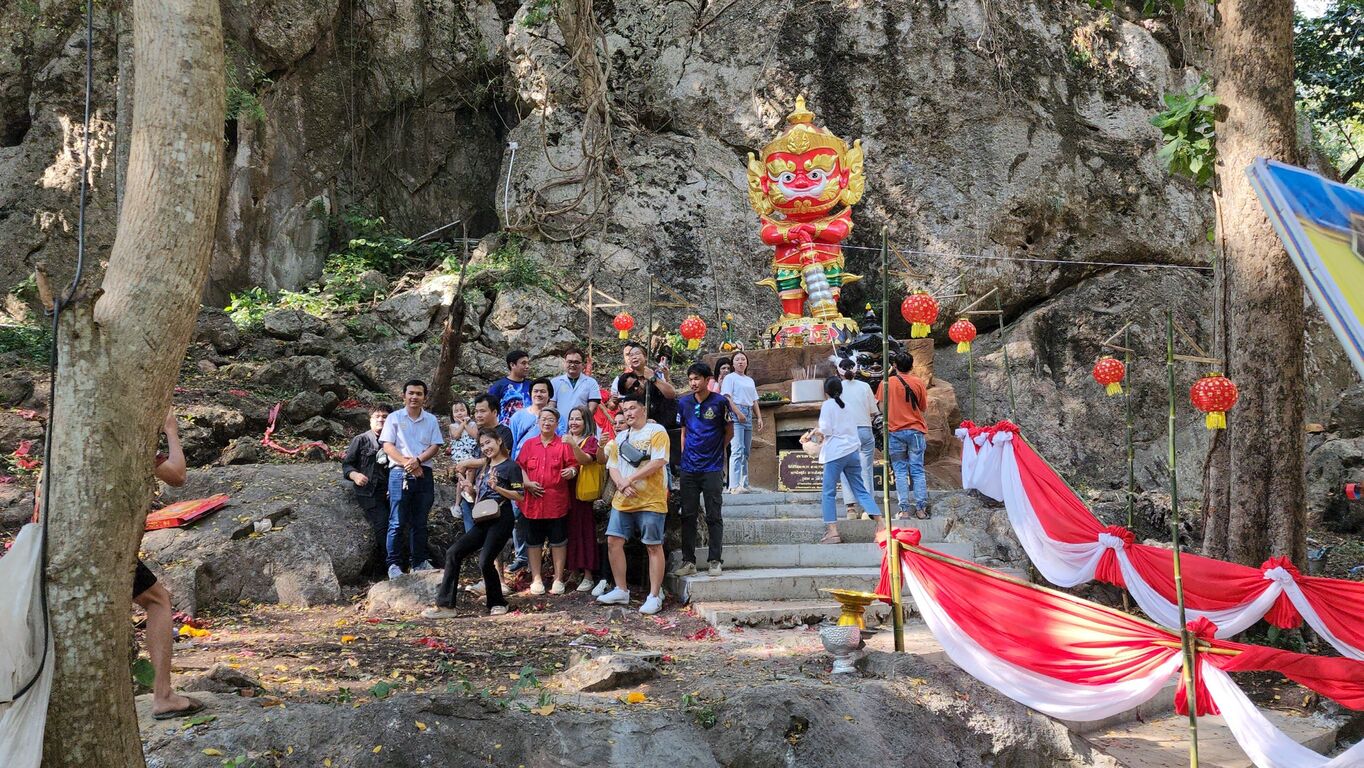 เบิกเนตร "ท้าวมั่งมี" ยักษ์เด็กใจดีสีสันสดใส อีกกายหนึ่งของท้าวเวสสุวรรณ นักแสวงบุญจับจ้องเลขร่ำรวย