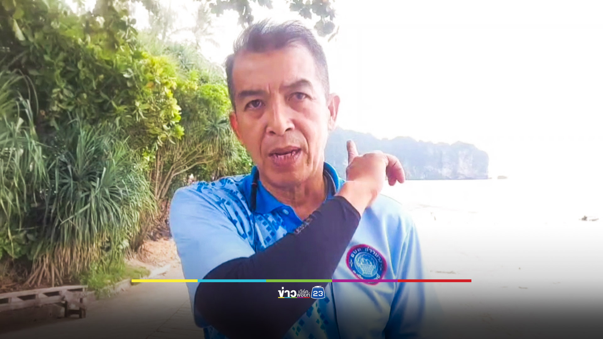 นทท.ให้อาหารลิงแสม ทำพฤติกรรมเปลี่ยนลงจากภูเขาป่วนหน้าชายหาด