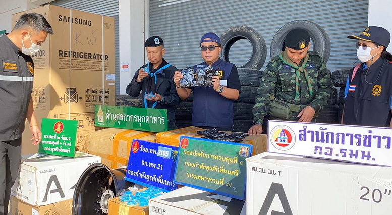 จนท.สนธิกำลังเข้าตรวจยึดสินค้าหนีภาษี เตรียมส่งขายประเทศเพื่อนบ้าน