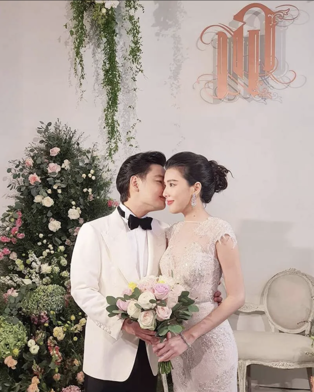 พลังศรัทธา "พระแม่มาติกา" ทำแฟนคลับขอประมูลไม้แขวนชุดเจ้าสาว ปิดจบไปที่ 4 พันบาท!