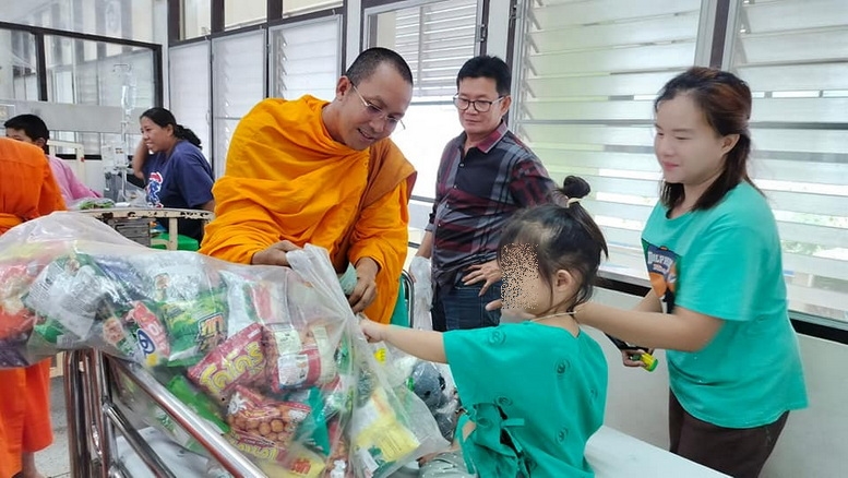 ซึ้งใจ! เจ้าอาวาสวัดสวรรคารามแจกตุ๊กตา-ของเล่น มอบความสุขวันเด็กถึงเตียงคนไข้