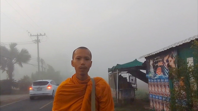อุทัยฯหมอกลงหนาจัด ขับรถมองไม่เห็นทาง พระบิณฑบาตเดินผวาหวั่นถูกชน