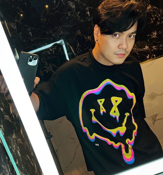 "เป๊กซ์ วง Zeal" คุกเข่าขอแฟนสาวแต่งงาน บนเวทีคอนเสิร์ตที่ญี่ปุ่น