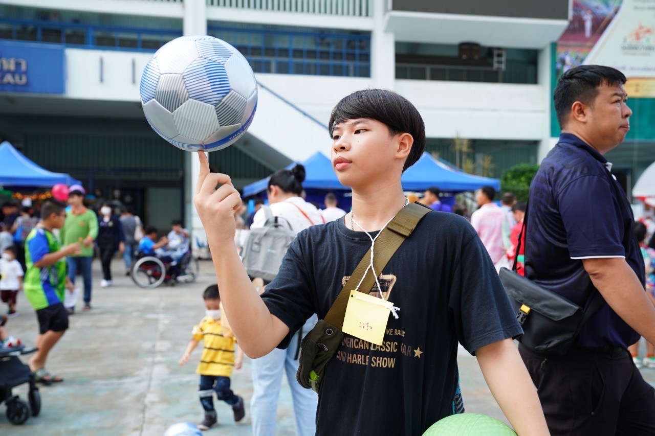 คิง เพาเวอร์ ส่งสุขให้เยาวชนทั่วไทย ใน “วันเด็ก ปี 2567” แจกลูกฟุตบอลกว่าแสนลูก!