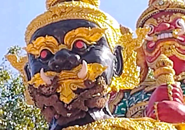 ฮือฮา!พบฝูงแตนทำรังใต้คางท้าวเวสสุวรรณ คอหวยแห่ขอเลขเด็ด