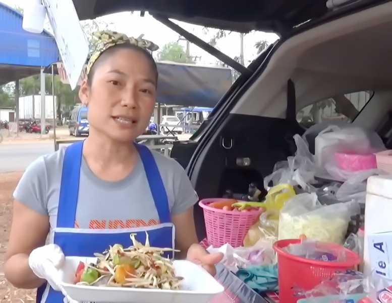 ฮือฮา! สาวเปิดท้ายรถคันเป็นล้านขายส้มตำจานหลักสิบ