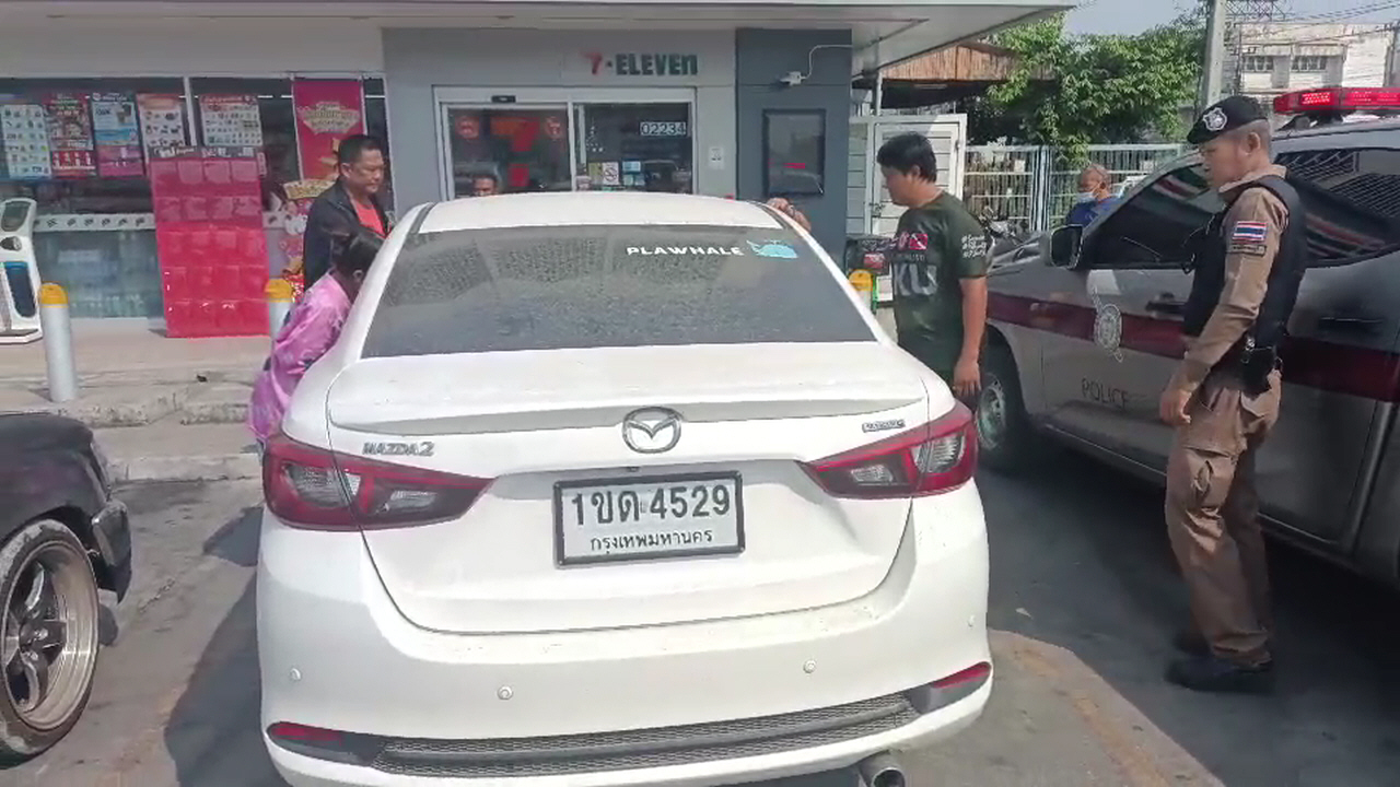 แม่จอดรถลานจอดรถลงไปซื้อของร้านสะดวกซื้อแล้วลืมรีโมทไว้ในรถลูกน้อยไปหยิบกดเล่นทำให้รถล็อค ทางเจ้าหน้าที่ตำรวจ เจ้าหน้าที่กู้ภัยให้การช่วยเหลือปลดล็อคนำเด็กออกมาได้
