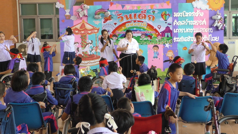 น่ารัก! ครูโรงเรียนศึกษาพิเศษแต่งชุดนักเรียนโชว์แดนซ์เรียกรอยยิ้มเด็กๆ