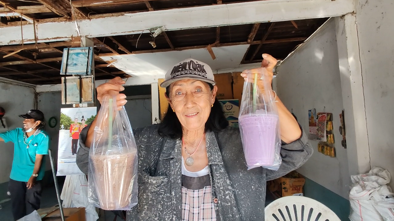 ยายสู้ชีวิต! เปิดขายกาแฟในบ้านเก่าทรุดโทรม ชาวบ้านเห็นแล้วก็เสียวแทนกลัวถล่มลงมา