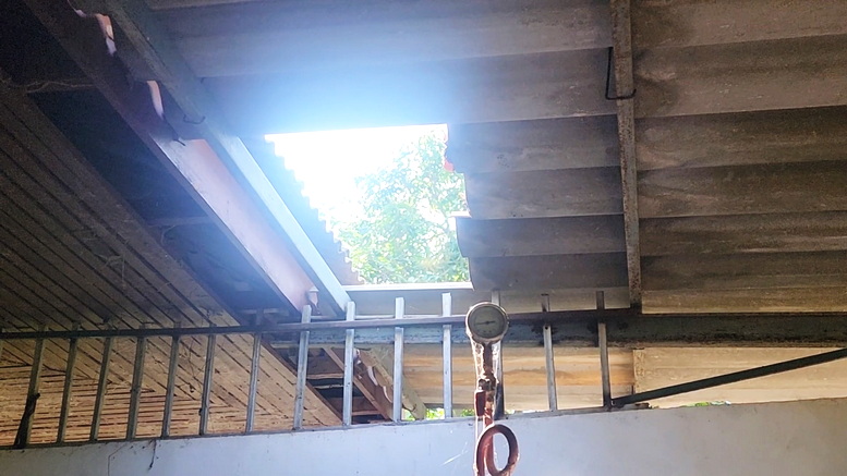 โจรแสบงัดกระเบื้องหลังคาโรยตัวลักตัดสายไฟประปาหมู่บ้าน เดือดร้อนพันครัวเรือน