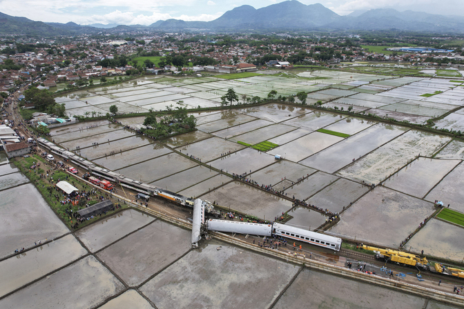 สลด! รถไฟโดยสารอินโดฯพุ่งชนกัน พนง. เสียชีวิต - บาดเจ็บเพียบ