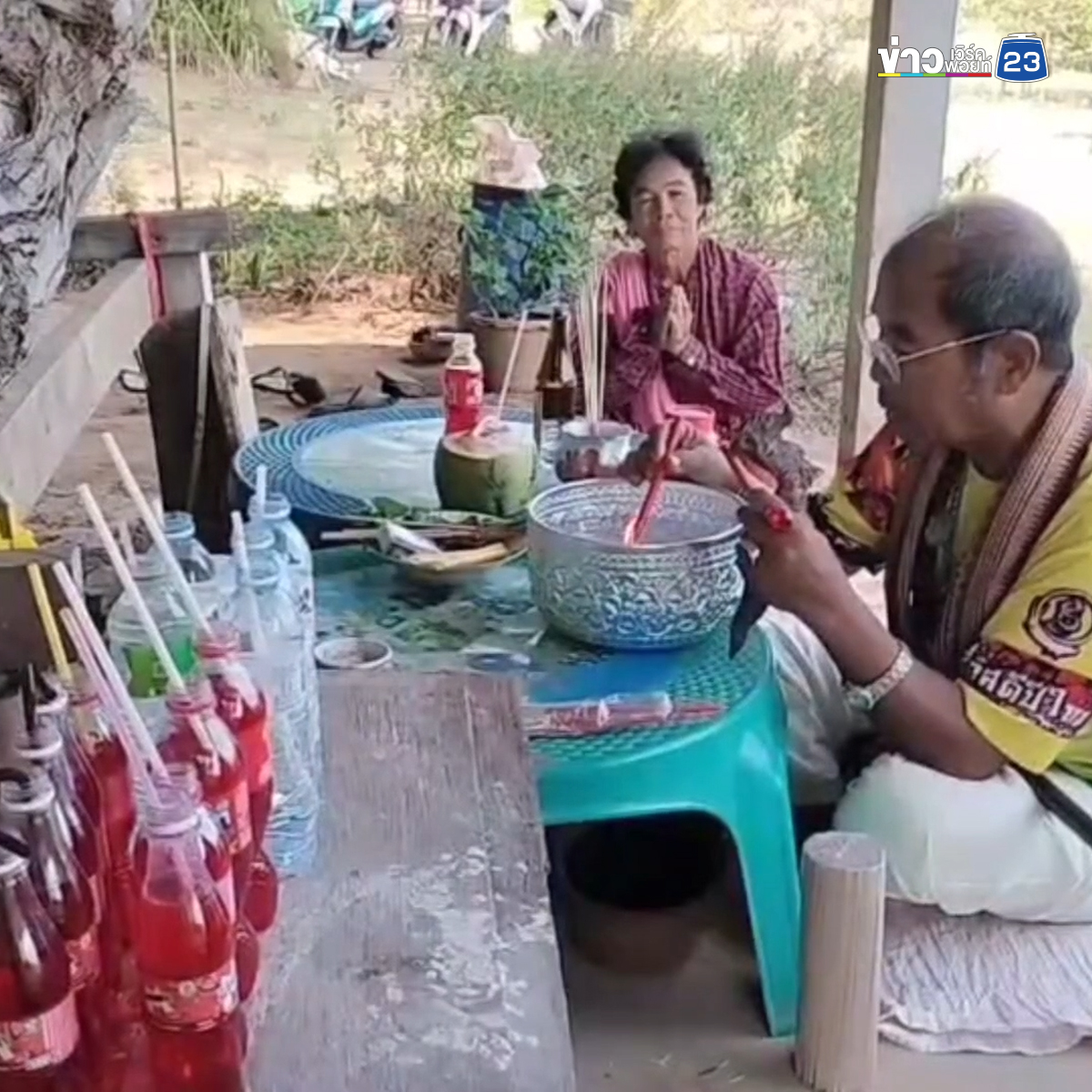 ชาวบ้านแห่ขูด"เลขเด็ด"ศาลวังแม่ตะเคียนบ้านใหม่ ได้ 3 ตัวตรงกับเลขขันน้ำมนต์เทียนแดง