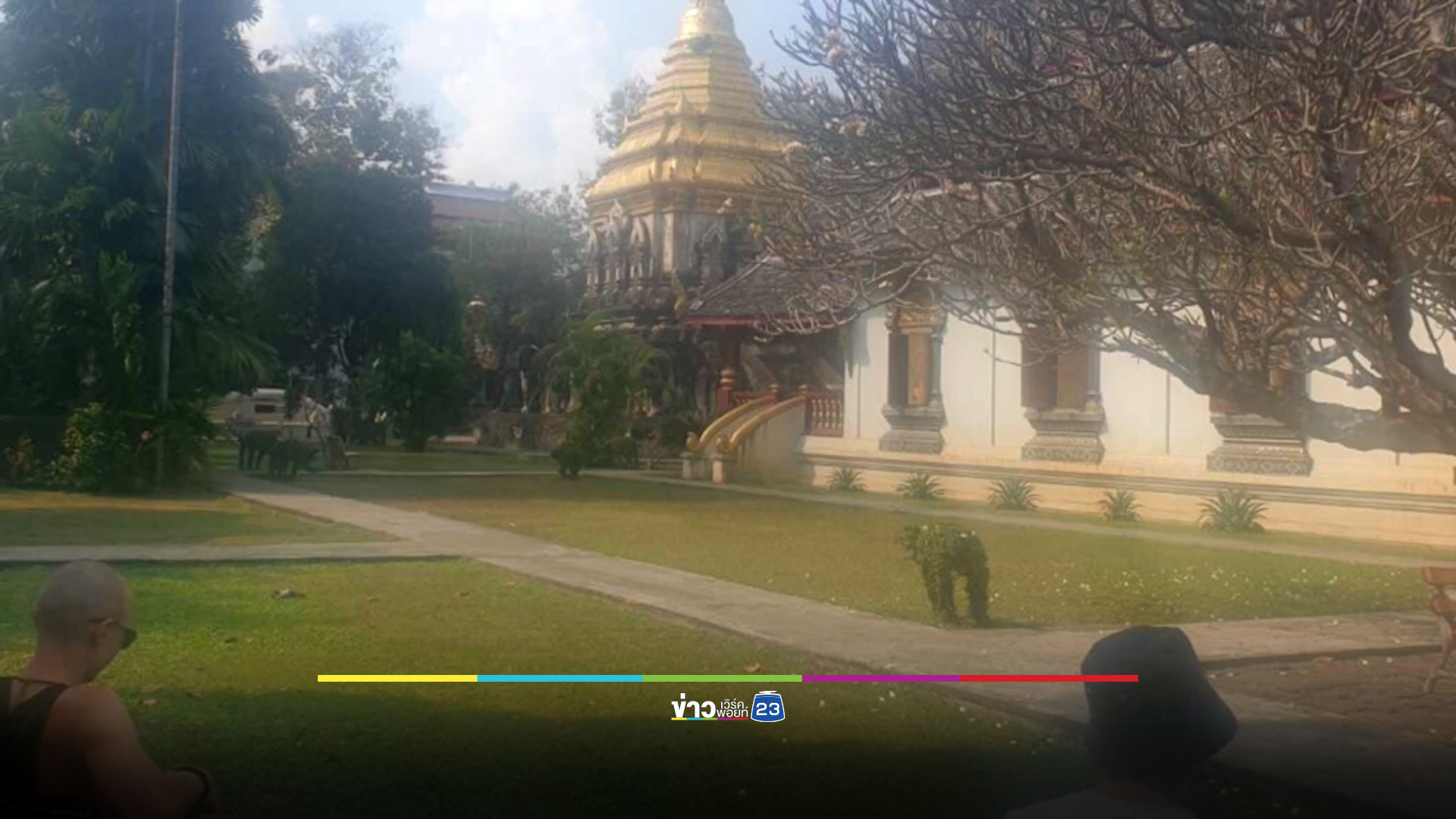 สาวฝรั่งใจกล้า ใส่เสื้อกล้าม-ขาสั้นนอนอาบแดดข้างเจดีย์โบราณ