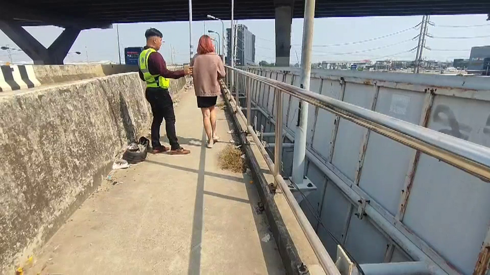 ปชช.ร้อง! สะพานลอยอันตราย นานนับปีไม่มีใครสนใจ เหล็กหาย ไฟส่องสว่างไม่ติด ขยะเพียบ