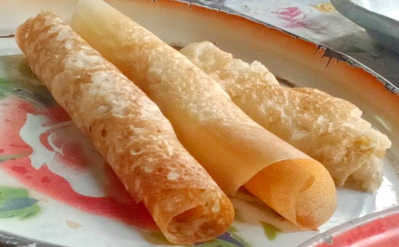 พาชิมขนมโบราณ "อาปมแลหงัง" หอมฟินกลิ่นเตาถ่านแค่ชิ้นละ 5 บาท