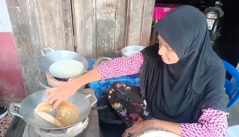 พาชิมขนมโบราณ "อาปมแลหงัง" หอมฟินกลิ่นเตาถ่านแค่ชิ้นละ 5 บาท