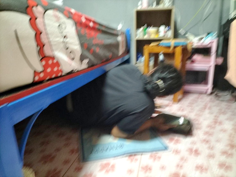 ตำรวจบุกจับวงไพ่ผู้สูงวัย แตกฮือมุดใต้เตียง ซ่อนในตู้เสื้อผ้า