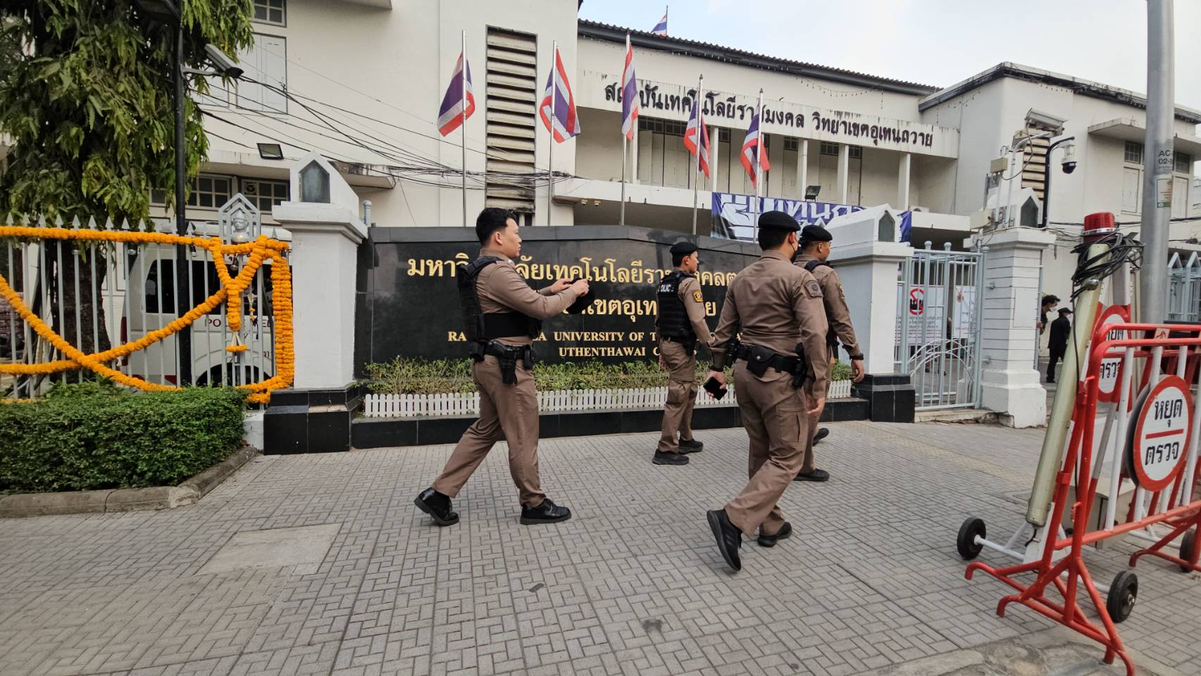 ตำรวจเข้มวางกำลังหน้าสถาบันอุเทนฯ ก่อนเริ่มงานวันสถาปนา 1 วัน
