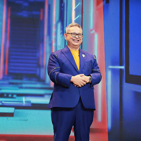 ป๋ากิ๊ก พิธีกรประจำรายการ FACE OFF แฝดคนละฝา (2)