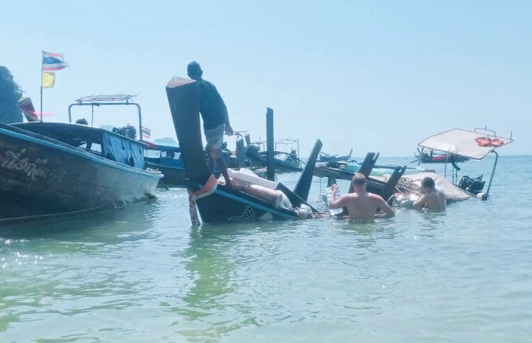 ระทึก! เรือหางยาวขนของรั่วกลางทะเลกระบี่